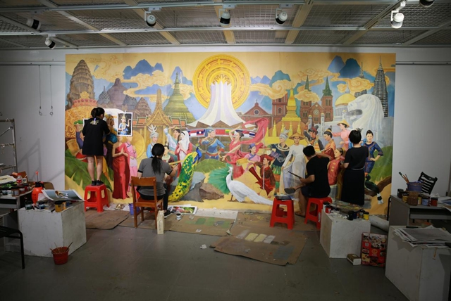 师生共同日夜奋战努力绘制完成大型壁画《壮乡喜迎东盟客》